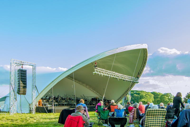 The Welsh National Opera Orchestra gave a wonderful performance at Chepstow racecourse.